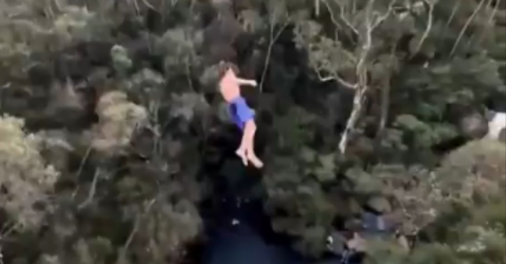 Video | Joven saltó desde más de 40 metros para romper un récord mundial y terminó en el hospital
