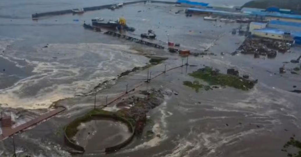 Tsunami tras potente terremoto en Rusia deja fábricas y edificios bajo el agua