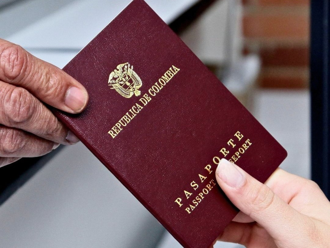 ¡Reculó! Gobierno firmó con Thomas Greg para pasaportes hasta 2026