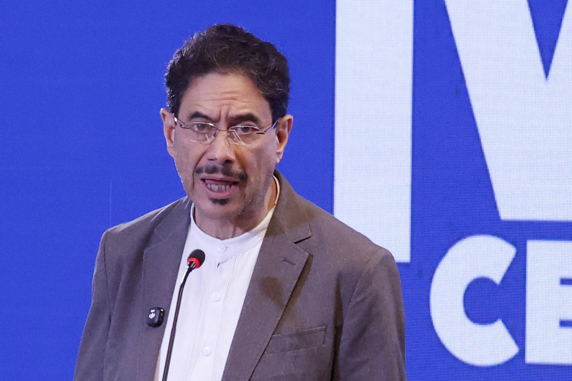 Iván Cepeda presenta su programa de Gobierno con tres revoluciones y propone eliminar el CNE