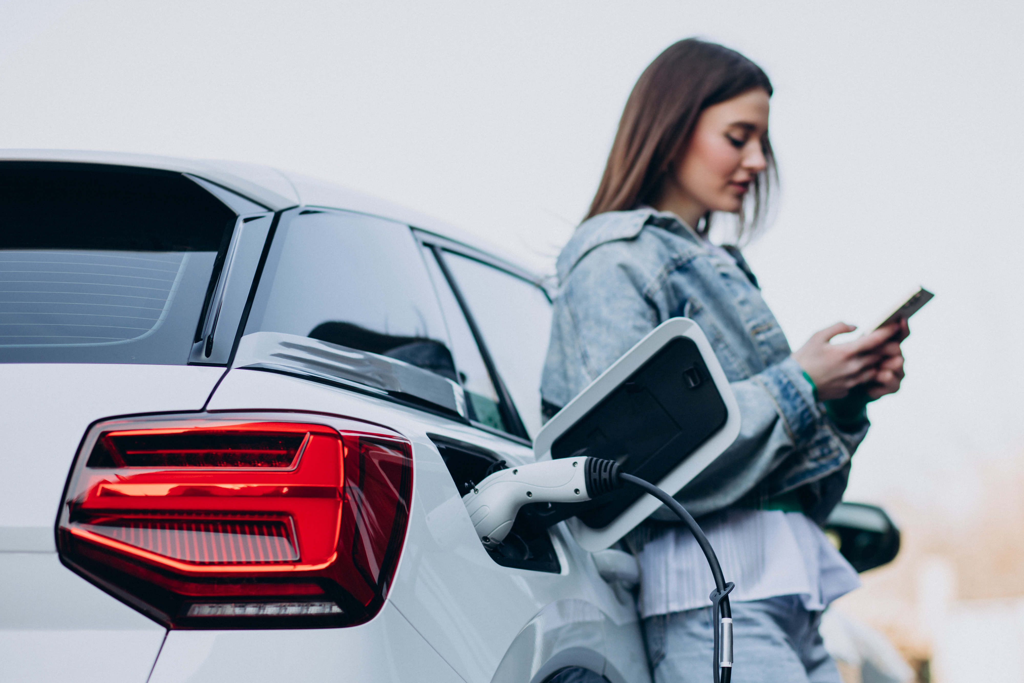 ¿Los carros eléctricos necesitan calentarse? Diferencias clave con los de combustión