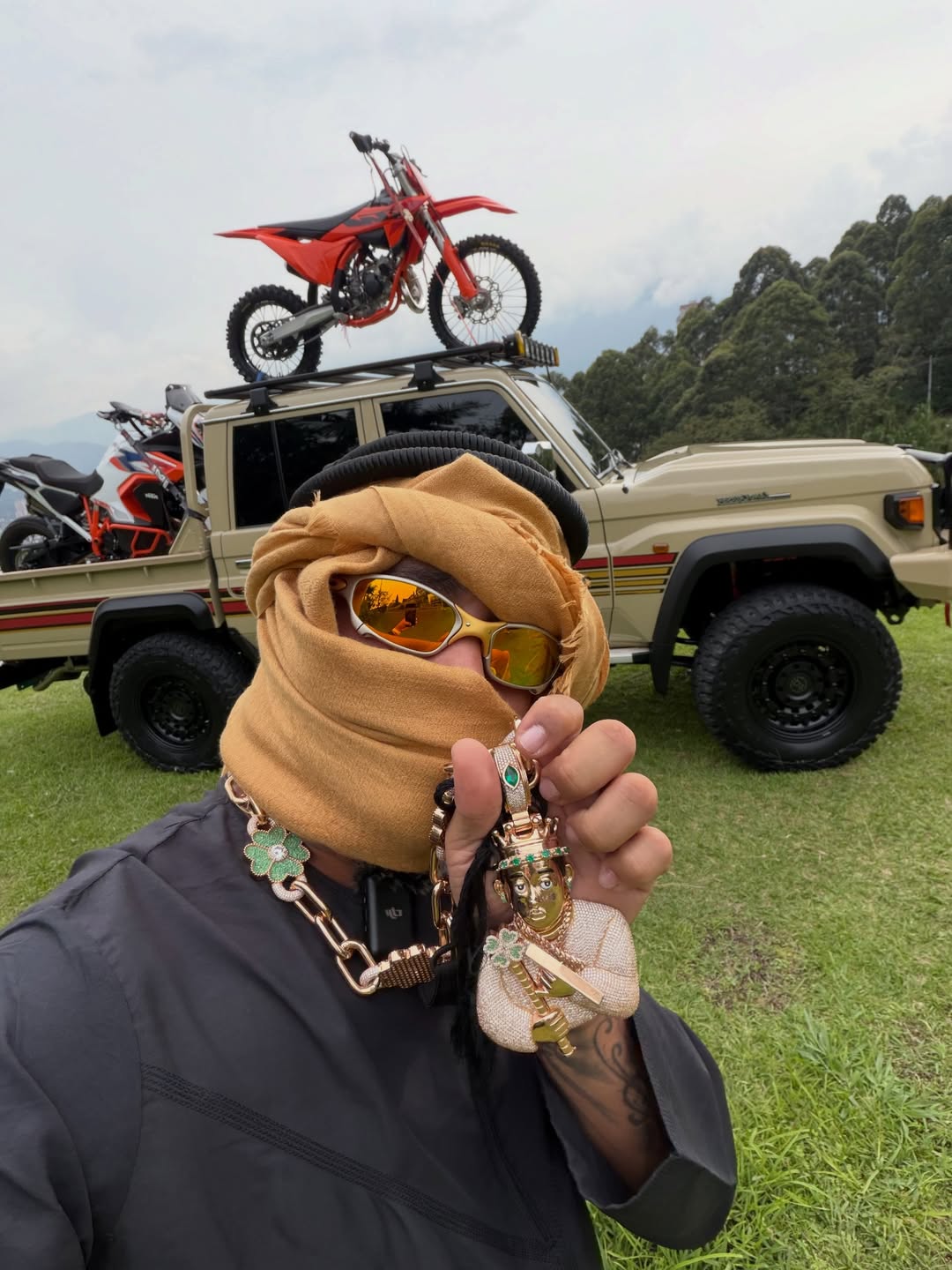 Revelan imágenes de la captura del influencer Javier Arias ‘Stunt’: hallaron poderoso arsenal y dinero