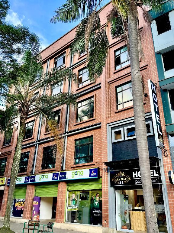 Revelan identidad del hombre que golpeó a recepcionista de hotel en Medellín: tenía antecedentes