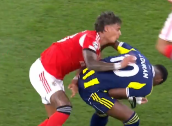 Jhon Durán le dio duro codazo a Richard Ríos en partido de Champions Legaue