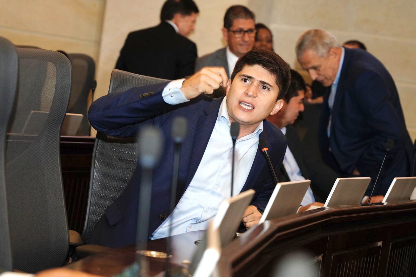 Revelan chats “extorsivos” que complican la situación del senador Wadith Manzur por caso Ungrd