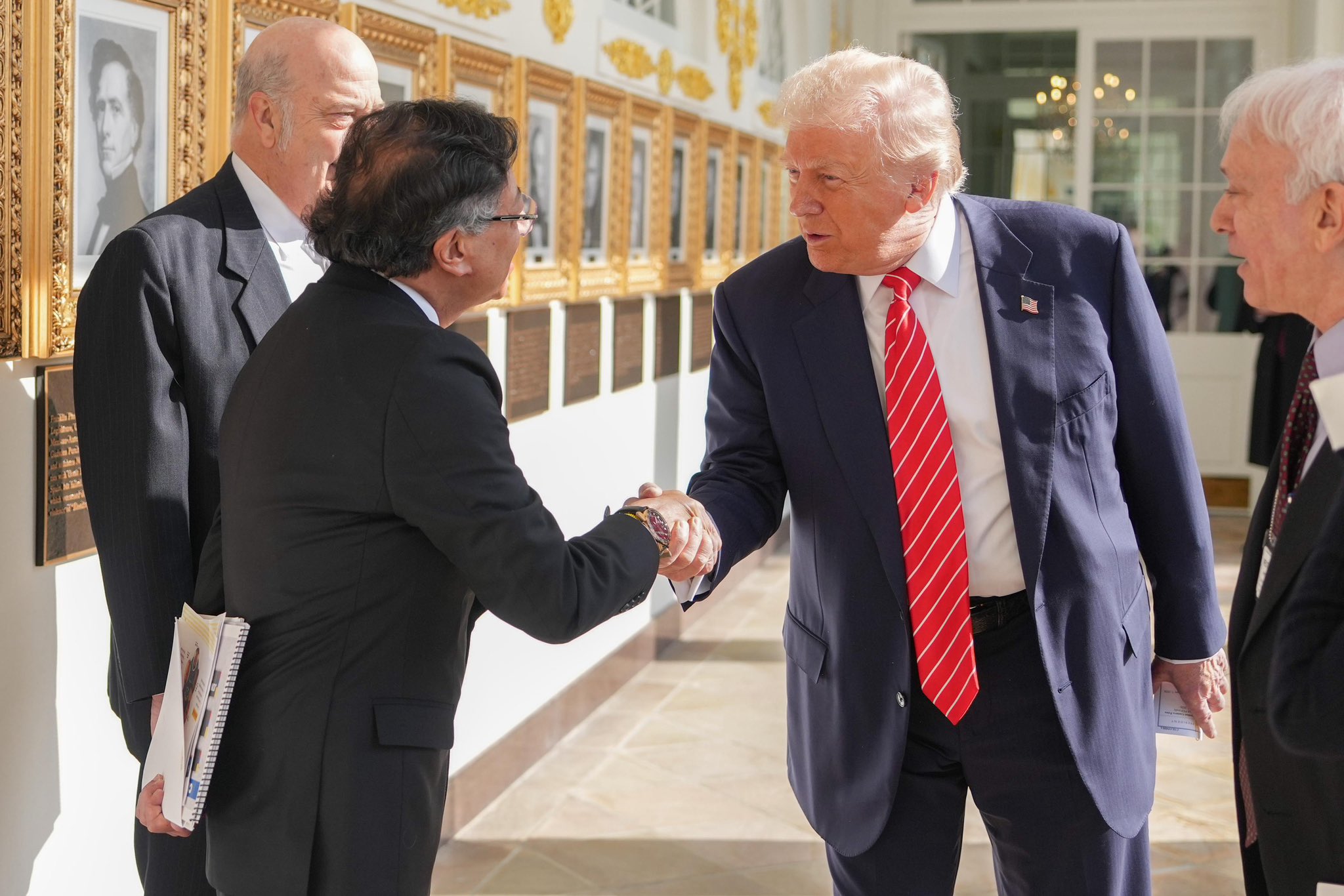 ¿Qué documentos llevaba Petro en el brazo al encuentro con Trump? Imágenes revelaron detalle clave