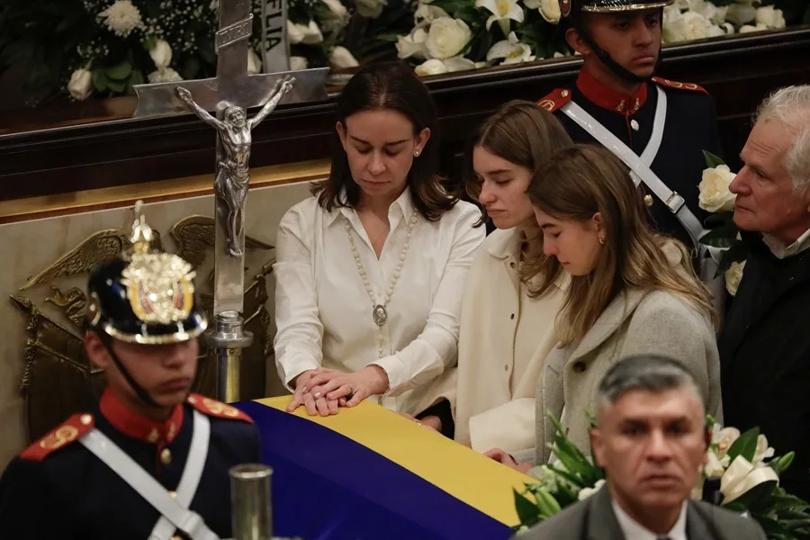 María Claudia Tarazona, esposa de Miguel Uribe Turbay, y sus hijas despidiendo al senador