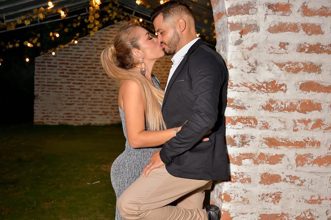 Sandra Barrios y su pareja