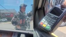 Limpiavidrios pide dinero con datafono en pleno semáforo