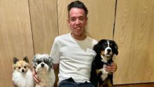 ¡Qué gran gesto! ‘Rigo’ adoptó a una perrita callejera: así reaccionaron en su hogar a la llegada
