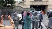Tras horas de bloqueo, magistrados lograron salir escoltados del Palacio de Justicia   Tras horas de bloqueo, magistrados lograron salir escoltados del Palacio de Justicia   