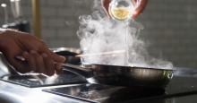 Por esta razón debe evitar cocinar en un sartén rayado