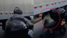 Hombre intentó pasar su moto por debajo de una tractomula para evitar el trancón de Bogotá
