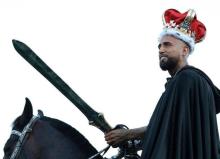 ¡Volvió por todo lo alto! Arturo Vidal fue presentado en Colo Colo vestido como rey y a caballo