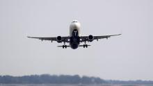 En San Francisco, EE. UU., un avión perdió una llanta al despegar e impactó a varios carros parqueados