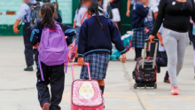 Polémica por la entrega de kits escolares a niños en Soledad, Atlántico, por 'Los Costeños'