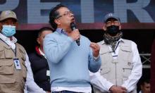 En acto público por el aniversario de la muerte de Carlos Pizarro, Petro mostró orgulloso la bandera del M-19