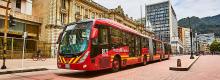 Tres hombres burlaron un torniquete ‘anticolados’ de TransMilenio: lograron ingresar apretujándose