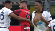 En video: el fuerte agarrón entre Olivier Giroud y Yerry Mina. Le rompió la camiseta al defensor