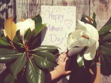 Frases y mensajes para el Día de la Madre 2024: los tiernos saludos para dedicarle a mamá