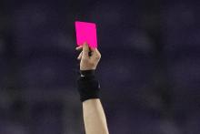 ¡Histórico! Por primera vez en un partido oficial, un árbitro sacó una tarjeta rosada: ¿para qué es?
