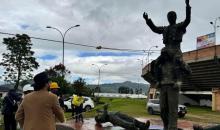 Tras aprobarse ley que prohíbe las corridas de toros, en Duitama retiran monumento del torero César Rincón