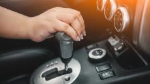 ¿Qué significa la letra L en la palanca de un carro automático y cuándo utilizarla?