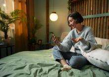 ¿Qué tan dañino es pasar tiempo frente a las pantallas antes de dormir? Esto dicen estudios recientes