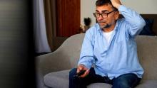 ¿Desconecta el televisor antes de apagarlo? Podría restarle años de vida útil: le explicamos porqué