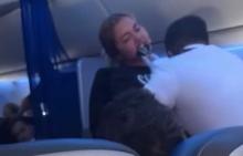 ¡De terror! Una pasajera perdió la cordura, explotó y mordió a un auxiliar de vuelo: vea el video 
