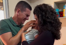 En video | ¡Conmovedor! Reacción de una pareja al recibir a su hijo adoptivo se viraliza en redes