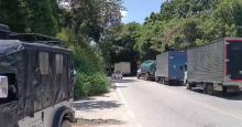 Reportan vías bloqueadas y pérdidas en terminales por paro de camioneros