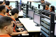 ¿El futuro de la educación? Colegio en Inglaterra reemplazará profesores por inteligencia artificial