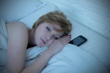 ¡Pilas! Esta es la distancia recomendada para poner su celular mientras duerme, según la IA