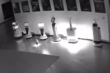 En video: cámara captó a un robot con IA convenciendo a otros de irse y genera un debate en redes